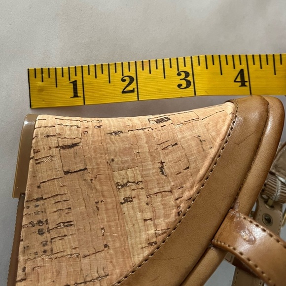 GUESS Tan Leather Wedge Cork Sandals Heels size 7.5 Bohemian Hippie 70’s - Picture 10 of 10